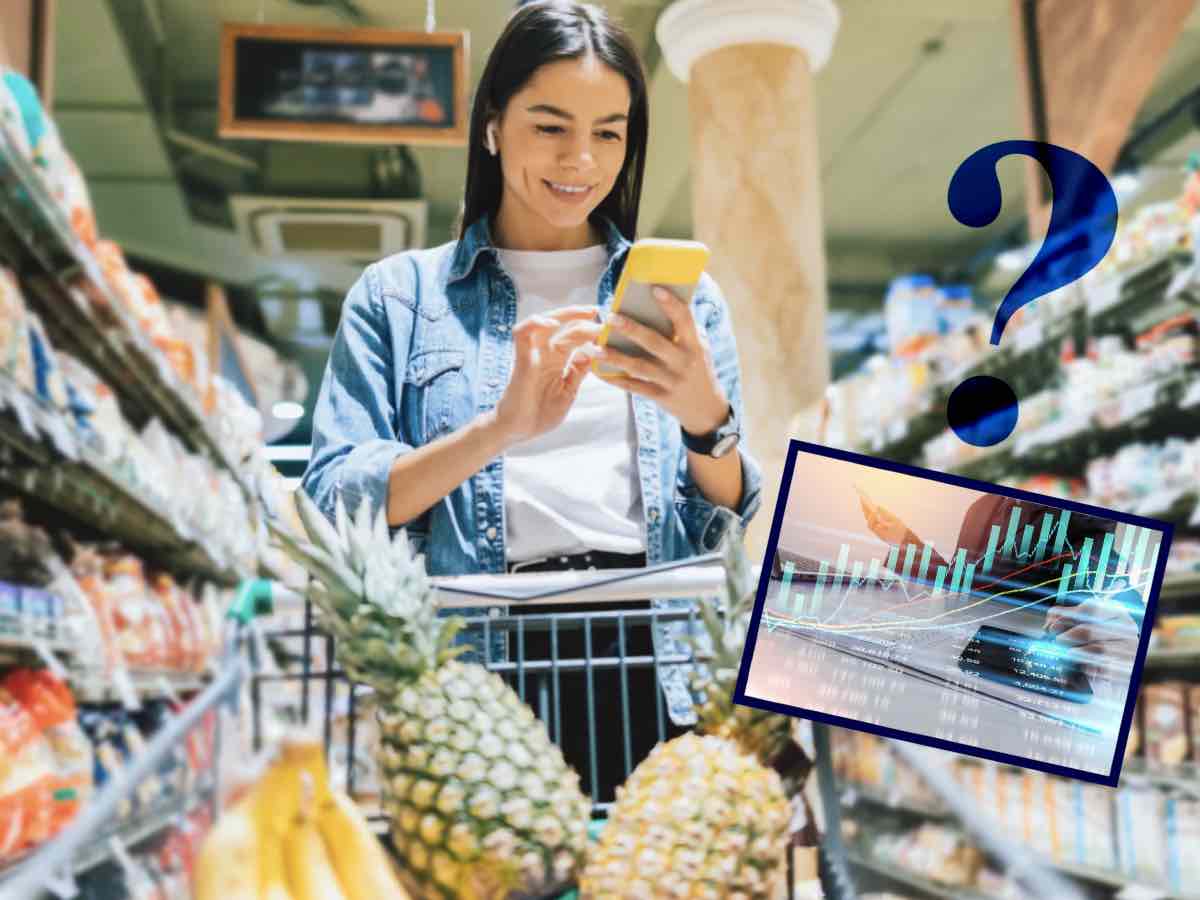 ragazza che guarda lo smartphone al supermercato 