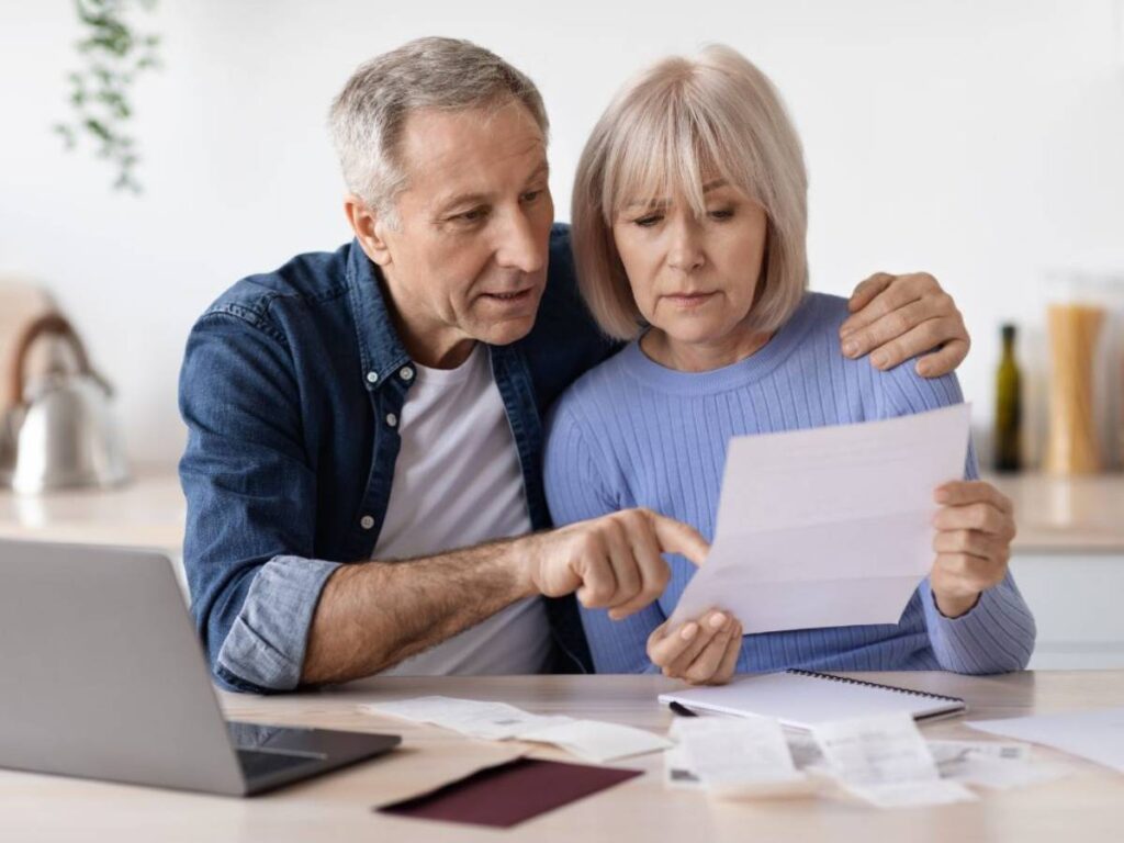 Pensionati che leggono una lettera