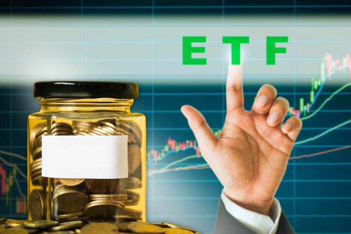 sfondo con grafico e mano ETF e barattolo con monete