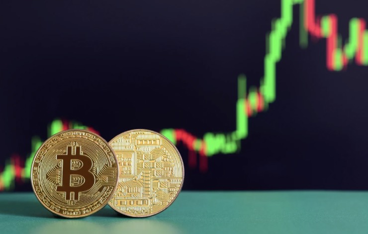 monete bitcoin, sullo sfondo il grafico il trend rialzista 