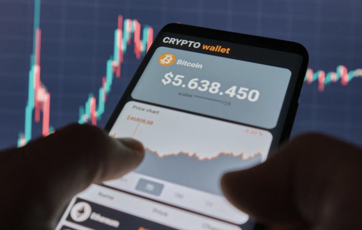 valore Bitcoin che cresce sui grafici sullo smartphone