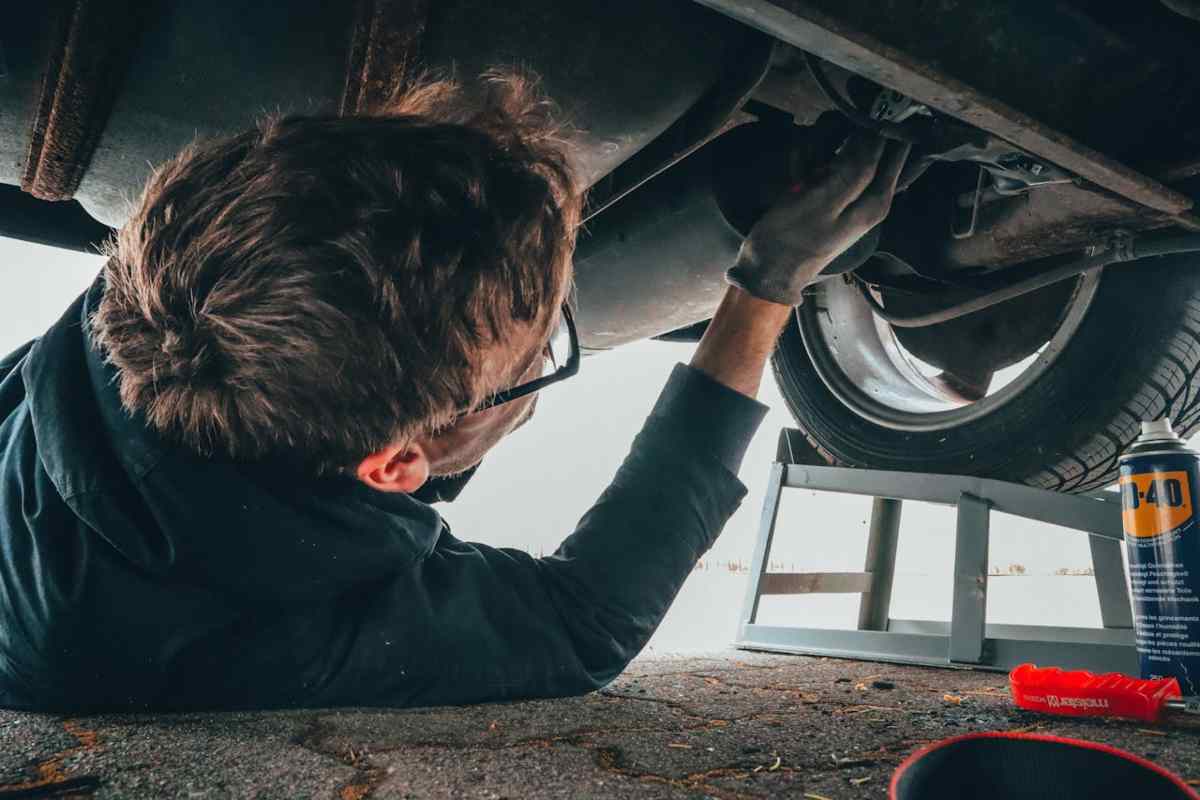 Mercato che controlla un auto