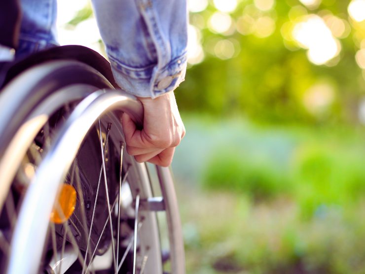 ragazzo disabile in carrozzella