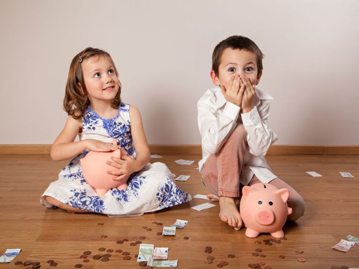 bambini che aprono salvadanaio con euro