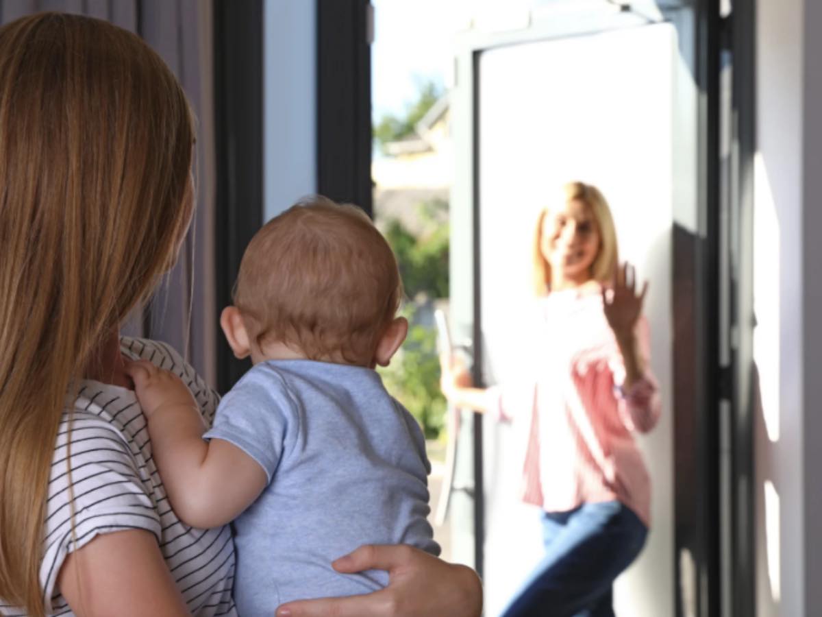 Mamma che esce di casa, lascia il figlio con baby sitter