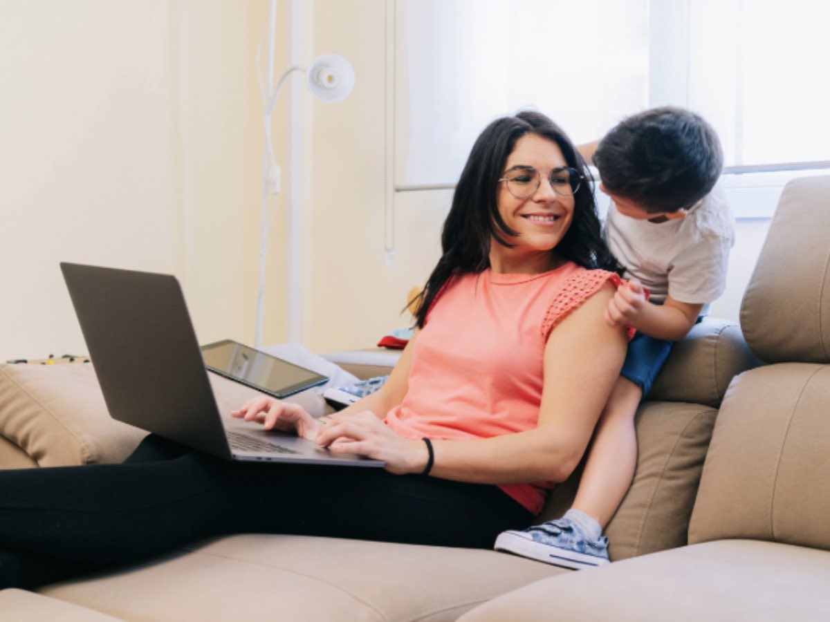 Madre al computer, al suo fianco il figlio piccolo