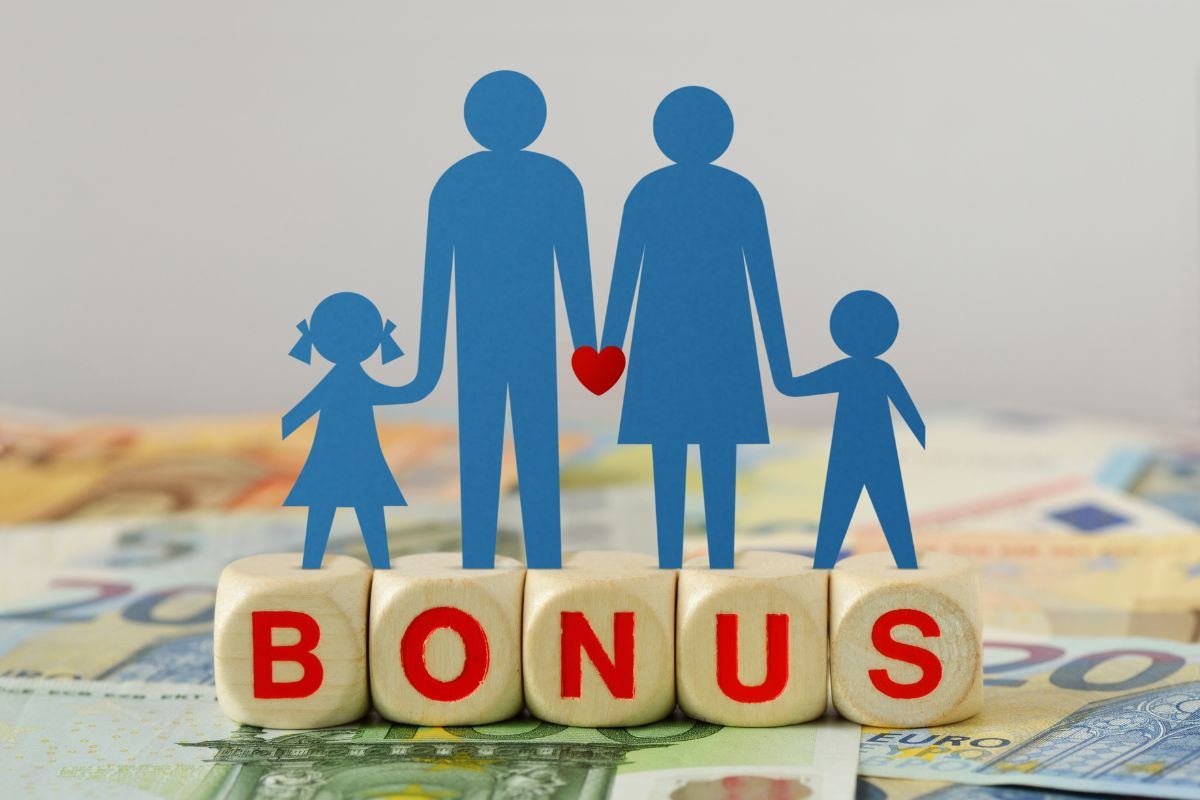 famiglia disegnata su banconote euro e la scritts bonus davanti