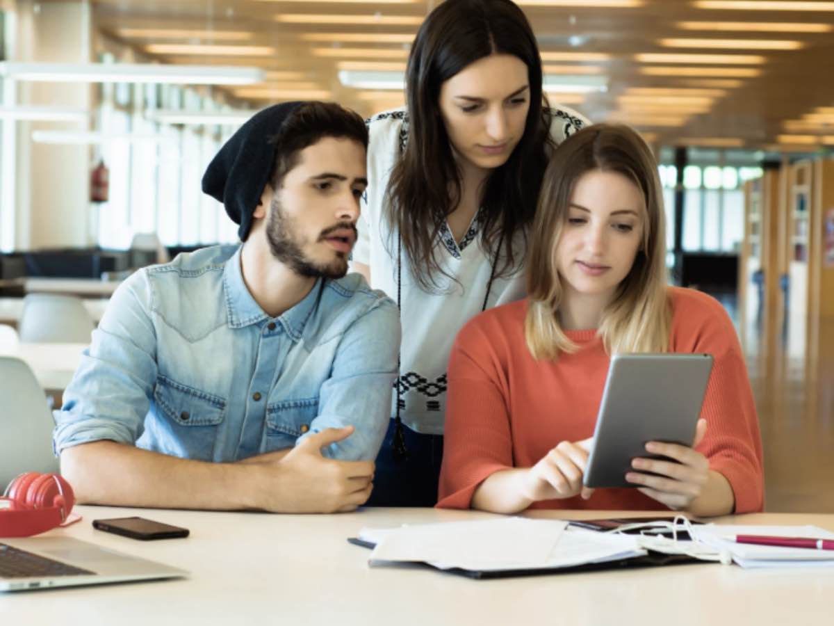 Giovani universitari parlano davanti a un tablet