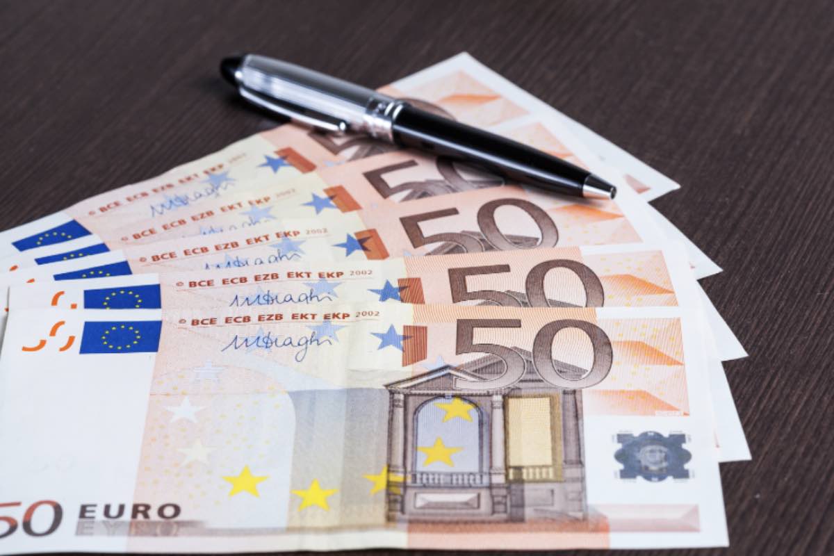 Penna appoggiata su banconote in euro