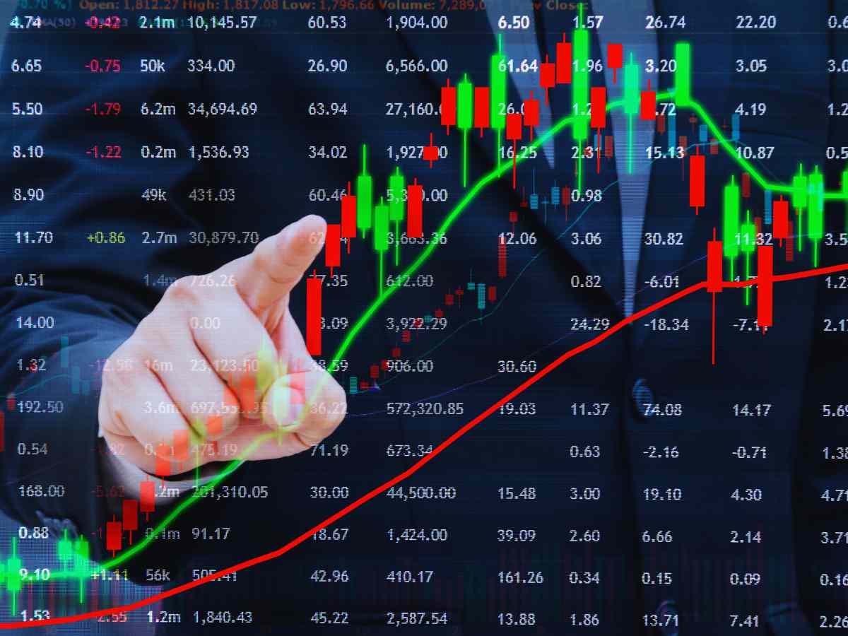 uomo indica un grafico di borsa