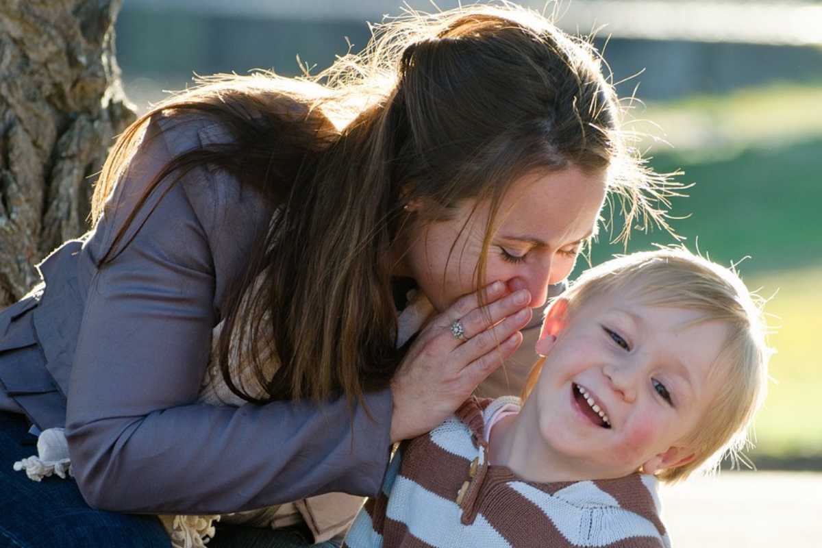 mamma sorride felice con figlio