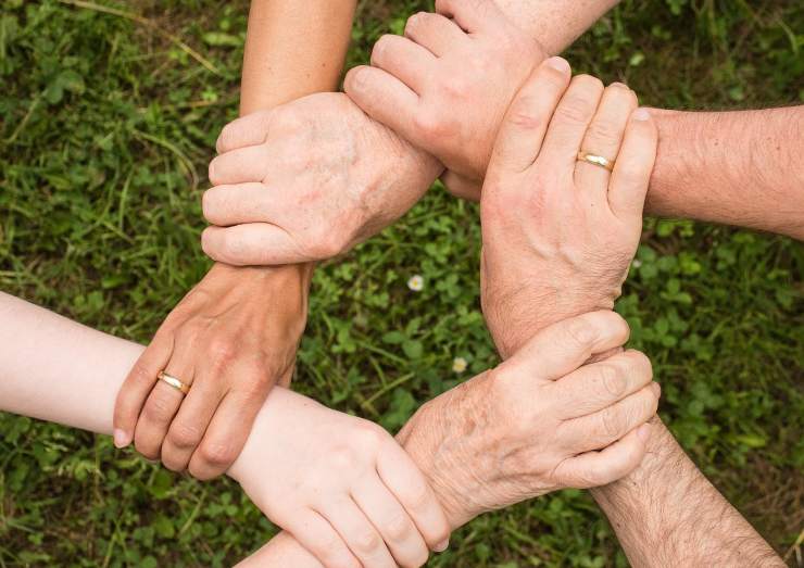 mani che si incrociano l'una sull'altra