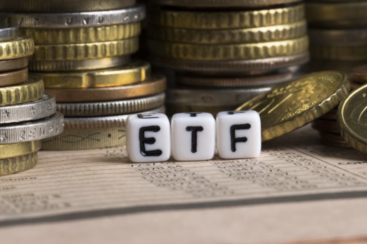 Scritta ETF, sullo sfondo monete in euro