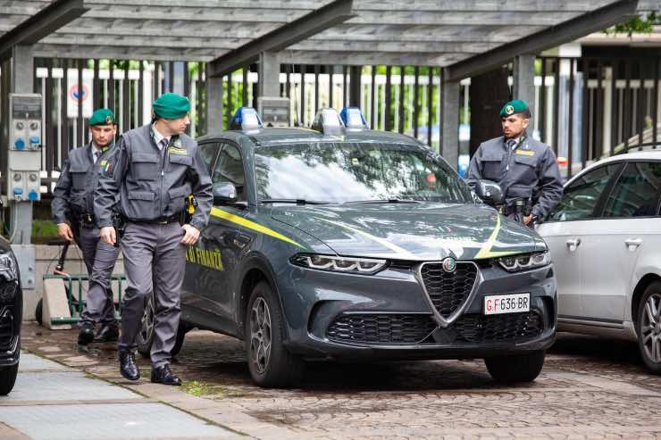 Finanzieri escono dalla volante parcheggiata