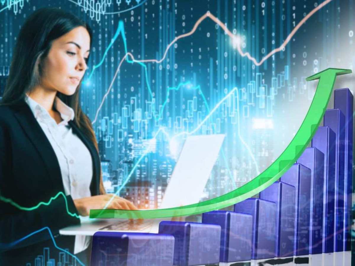 ragazza fa trading al pc e grafico virtuale in crescita