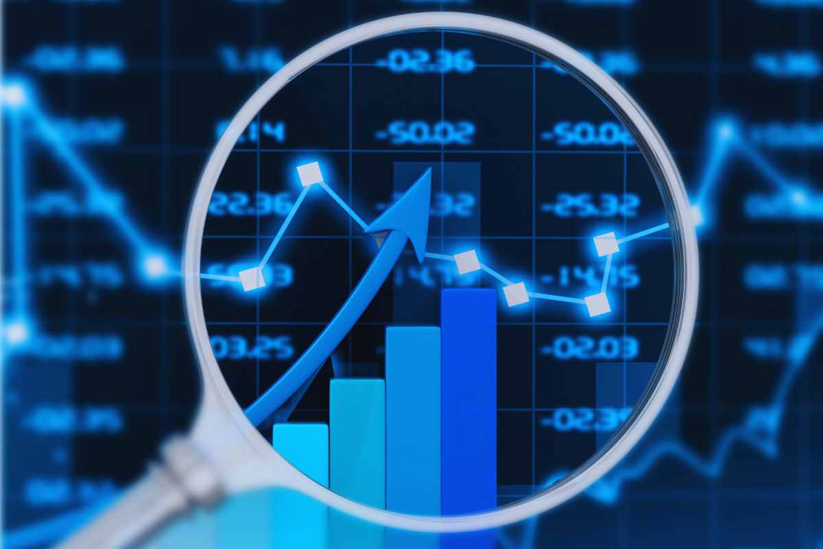 lente grande esamina grafico con numeri di borsa italiana