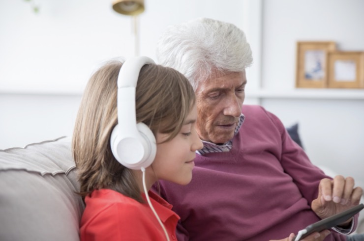 Nipote ascolta la musica vicino al nonno