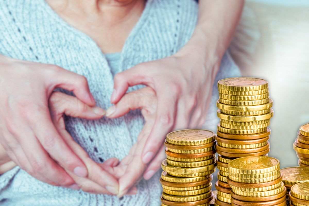 anziana fa gesto cuore con altra persona e monete euro