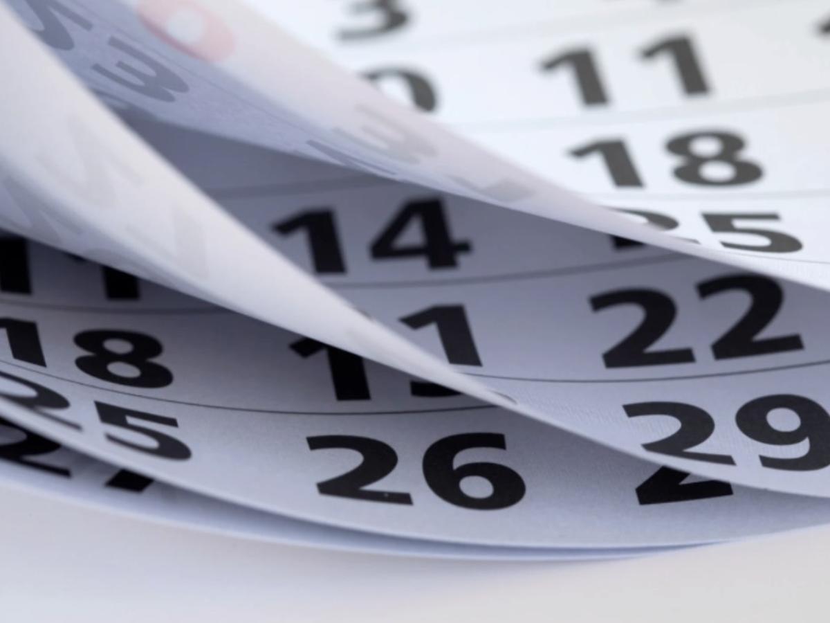 Giorni della settimana su calendario sfogliato