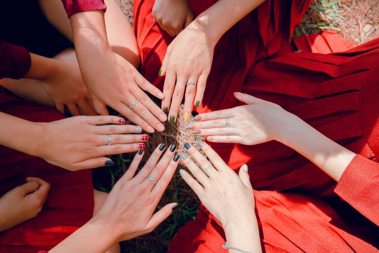 mani di donne unite